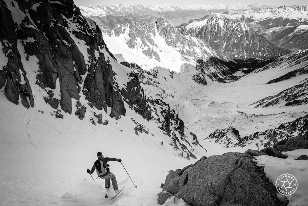Laurent Dupré descend un couloir à ski