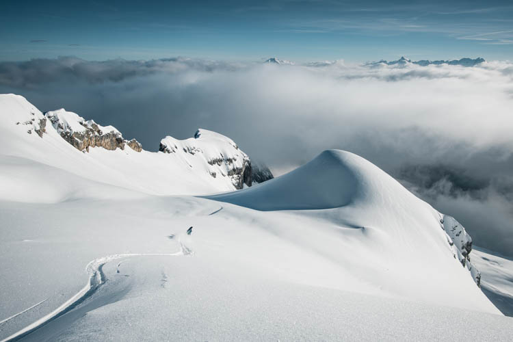 Skieur de randonnée récompensé par un réveil bien matinal sur les flancs de la Tournette, France. Format paysage.