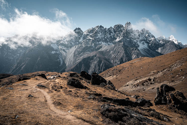 Sentier de trek dans la région de l'Everest, Népal. Format paysage.