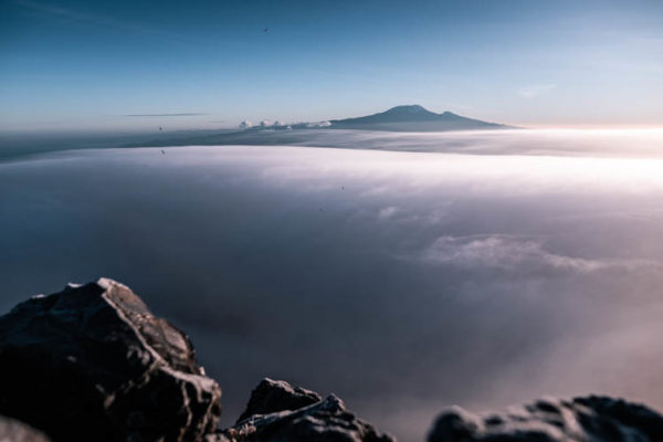 Le Kilimanjaro émerge des nuages depuis le Mont Meru, Tanzanie. Format paysage.