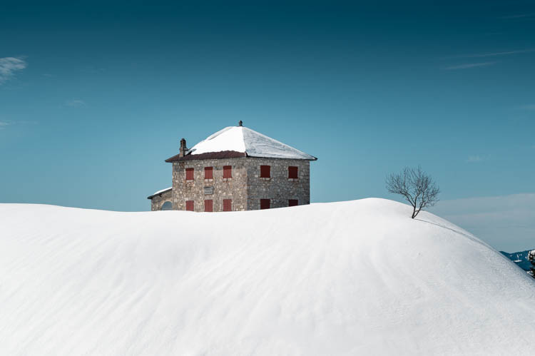 Vue hivernale du refuge abandonnée de la Tournette, France. Format paysage.