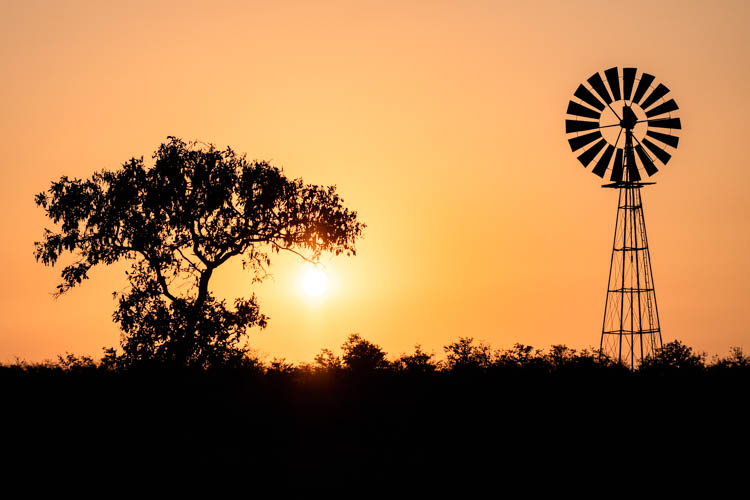 Éolienne dans le Park Kruger, Afrique du Sud. Format paysage.