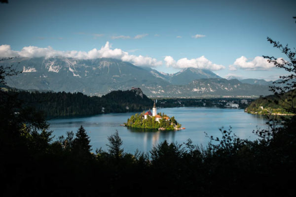 La chapelle au beau milieu du lac de Bled prend le soleil, Slovénie. Format paysage.