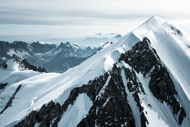 Vue aérienne sur les nombreux alpinistes à la conquête du Mont-Blanc, France. Format paysage.