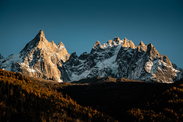 Couleurs d'automne et de fin de journée sur les célèbres aiguilles de Chamonix, France. Format paysage.