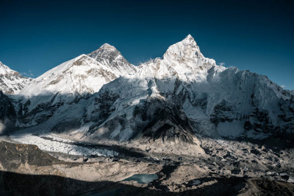 Le soleil se prépare à se coucher sur l'Everest et le Nuptse, Népal. Format paysage.