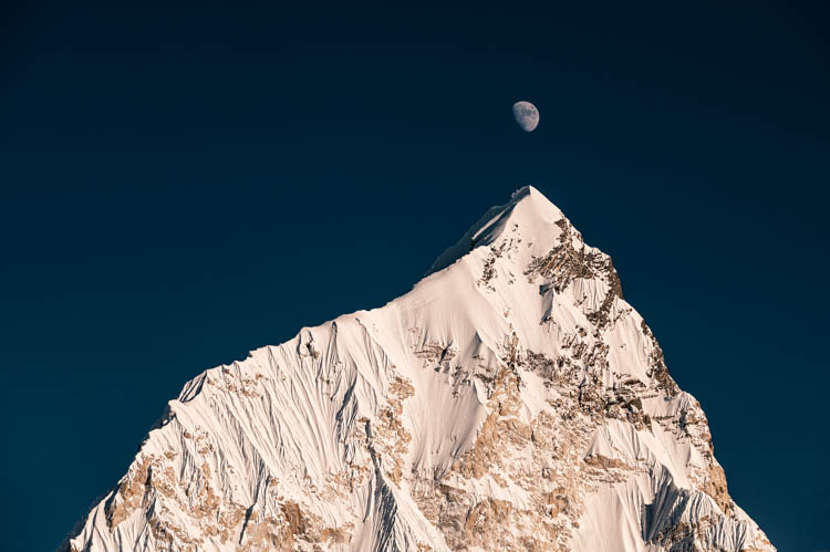 Le plus proche voisin de l'Everest, le Nuptse, dans un alignement parfait avec la lune, Népal. Format carré.