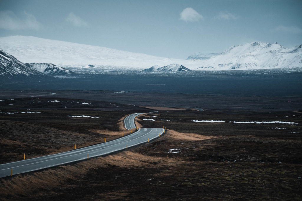 La route n'1 fait tout le tour de l'île, offrant des perspectives uniques, Islande. Format paysage.