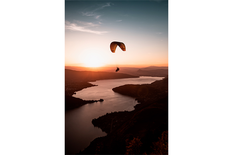 Découverte du vol en parapente biplace au-dessus du Lac d'Annecy, France. Format portrait.