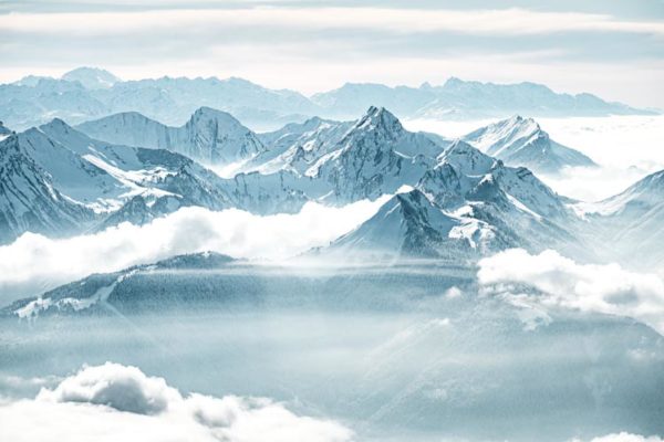 Le Massif des Bauges et ses plus hauts sommets drapés de brume, France. Format paysage