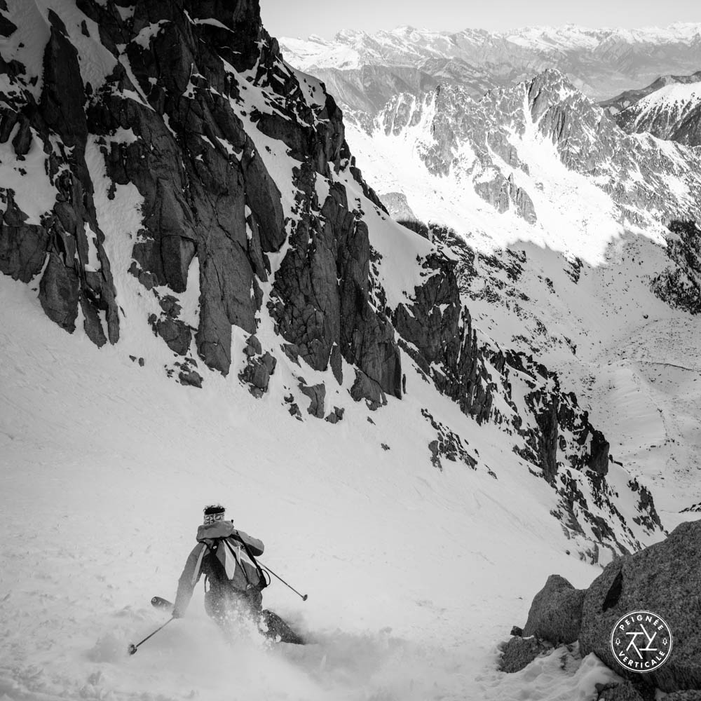Vivian Bruchez descend un couloir à ski