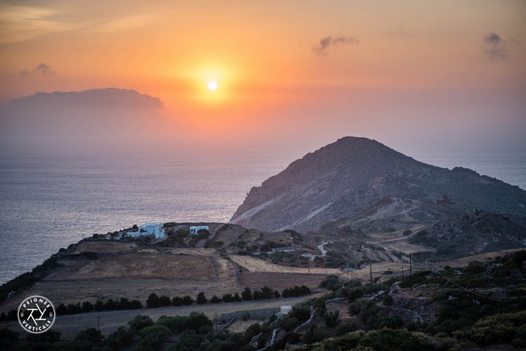 Pleine vue sur l'Ouest depuis le café Utopia, une des meilleures vues du village de Plaka.