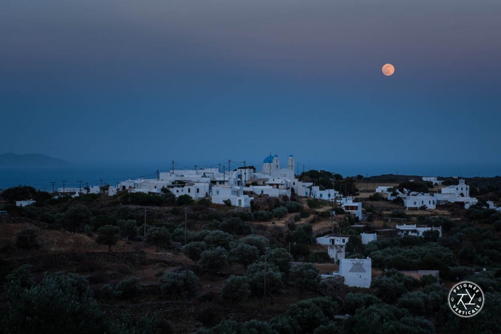 Lever de lune sur Artemonas, au centre de l'île