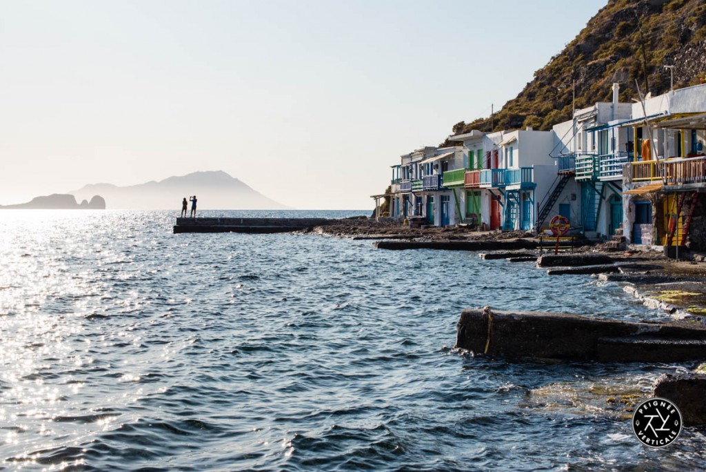 Soleil couchant sur le village de Klima, célèbre pour ses maisons de pêcheurs colorées