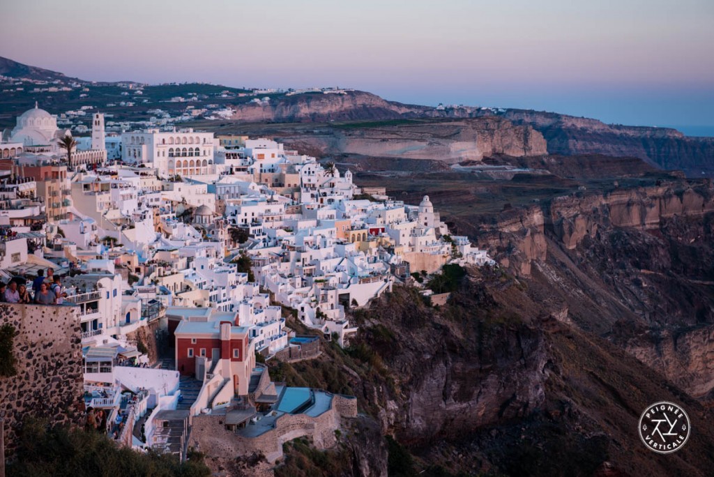 Derniers rayons sur Fira. Les couchers de soleil à Santorin sont immanquables.