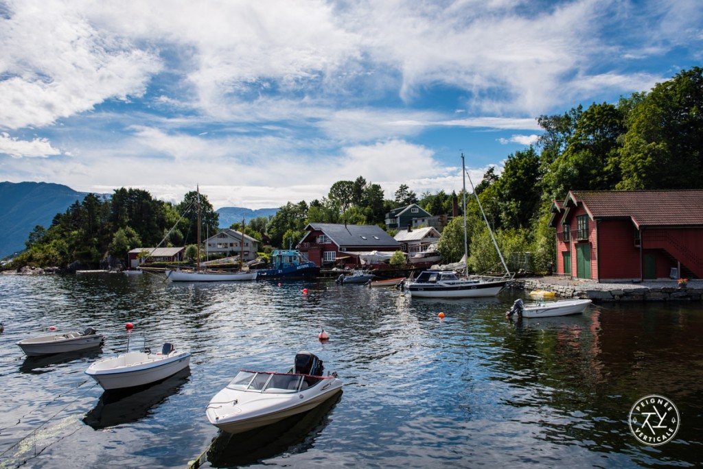 Le petit port de Tørvikbygd, au bord du Hardangerfjord