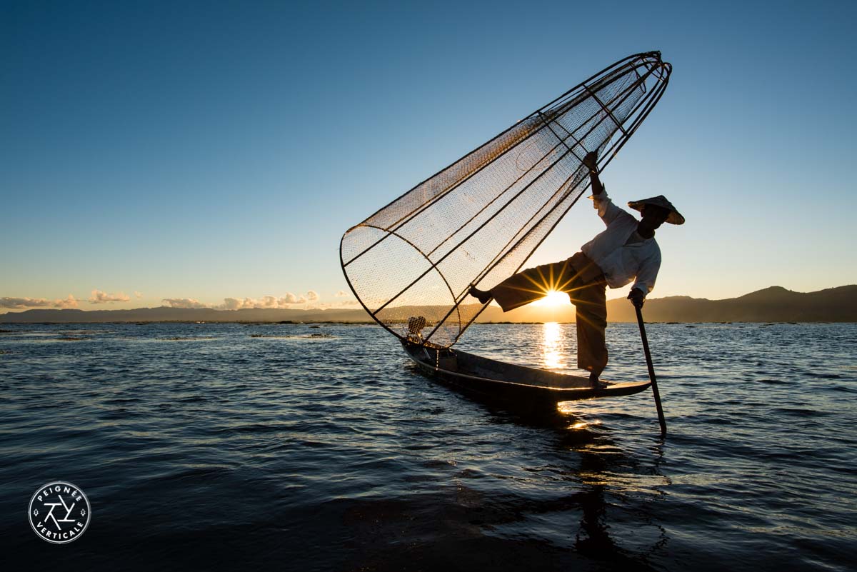 Lac INle, Birmanie - Pêcheur au coucher de soleil