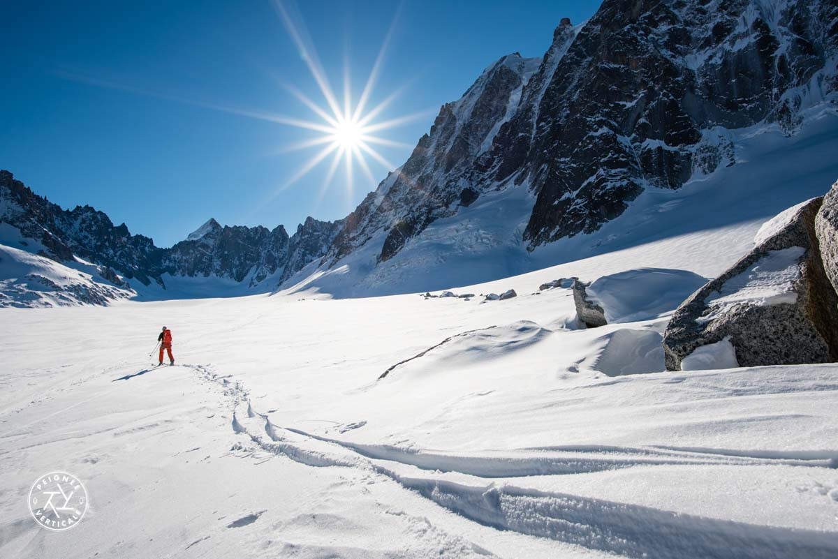 Skieur solitaire dans le bassin d'Argentière