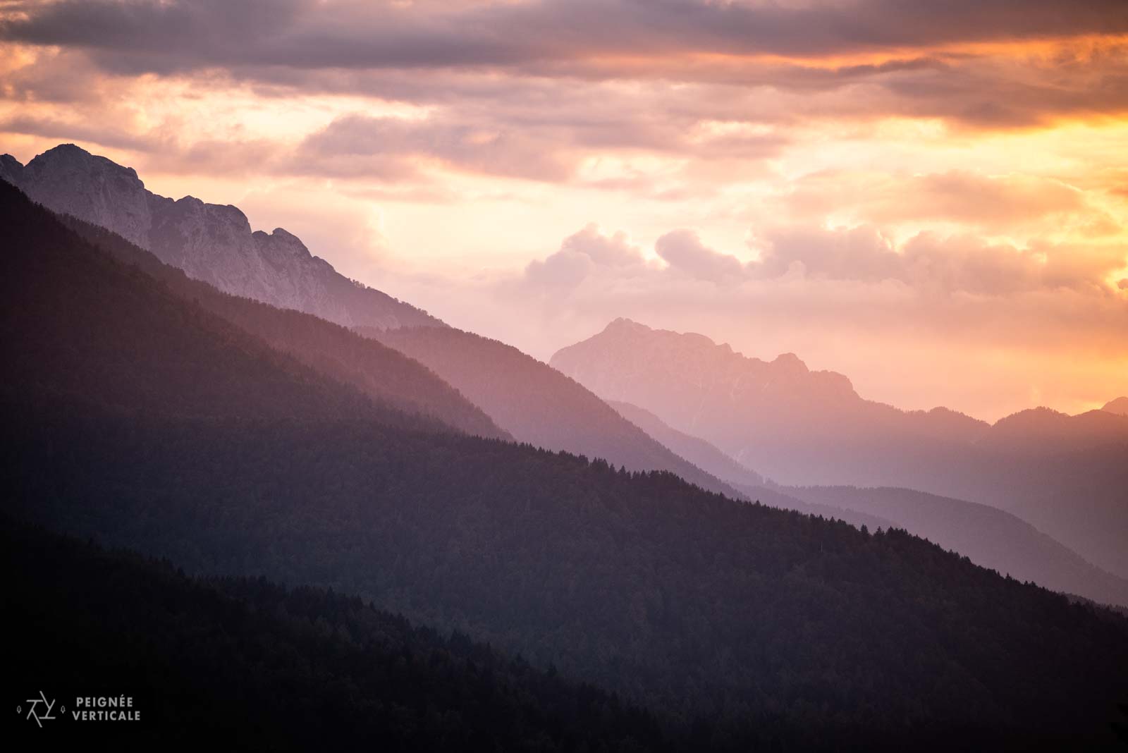 Lever de soleil sur les montagnes