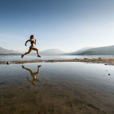 Joggeuse courant sur le Lac d'Annecy