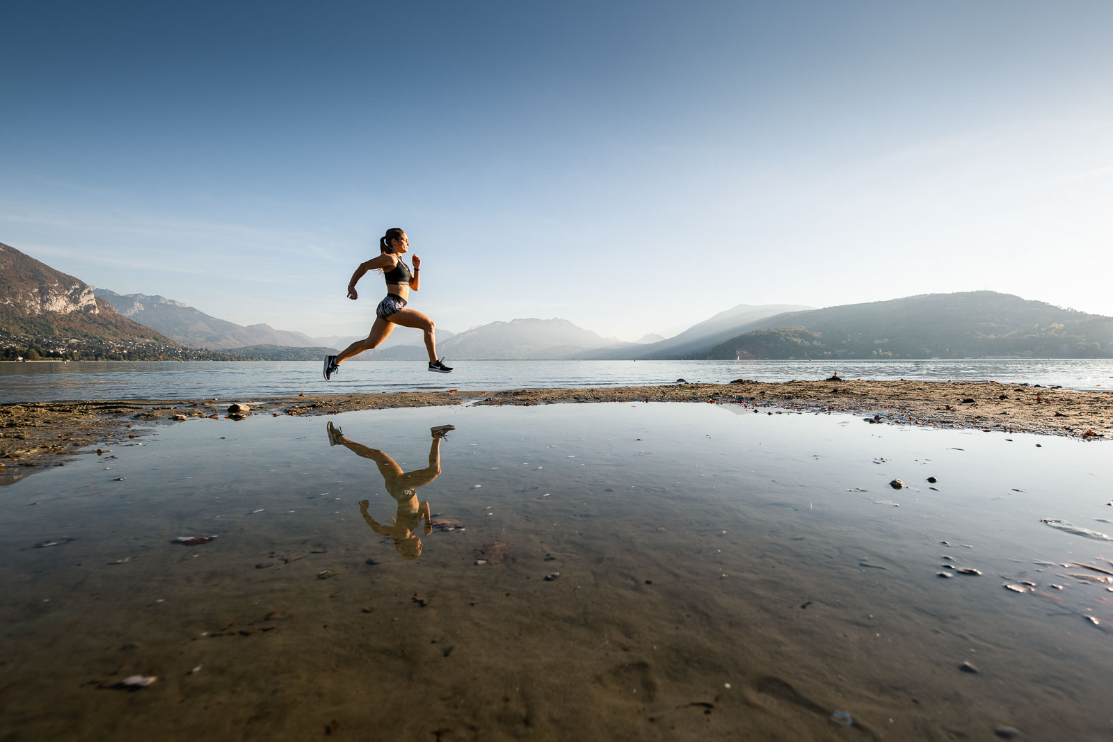 Joggeuse courant sur le Lac d'Annecy