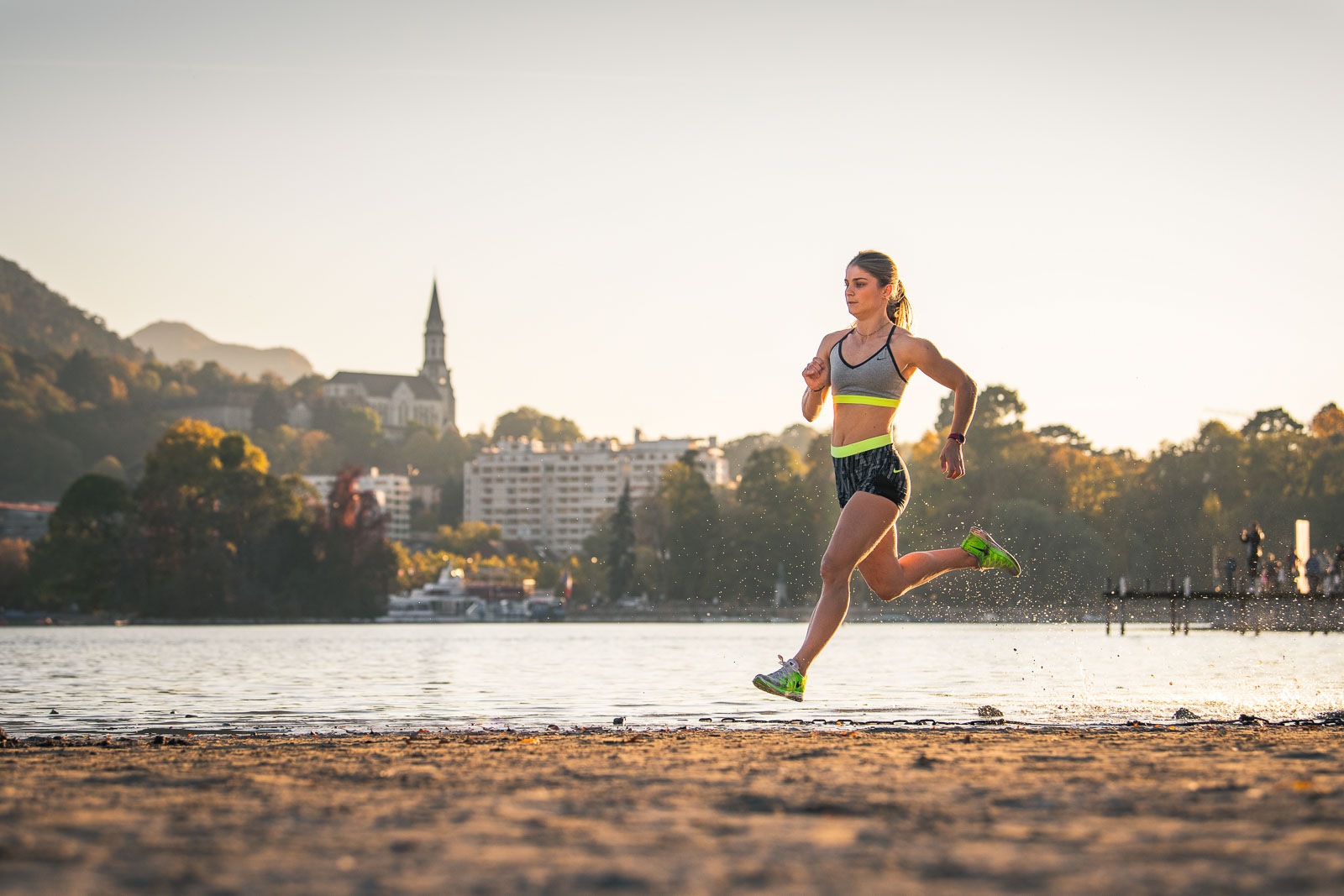 Joggeuse courant sur la plage du Paquier