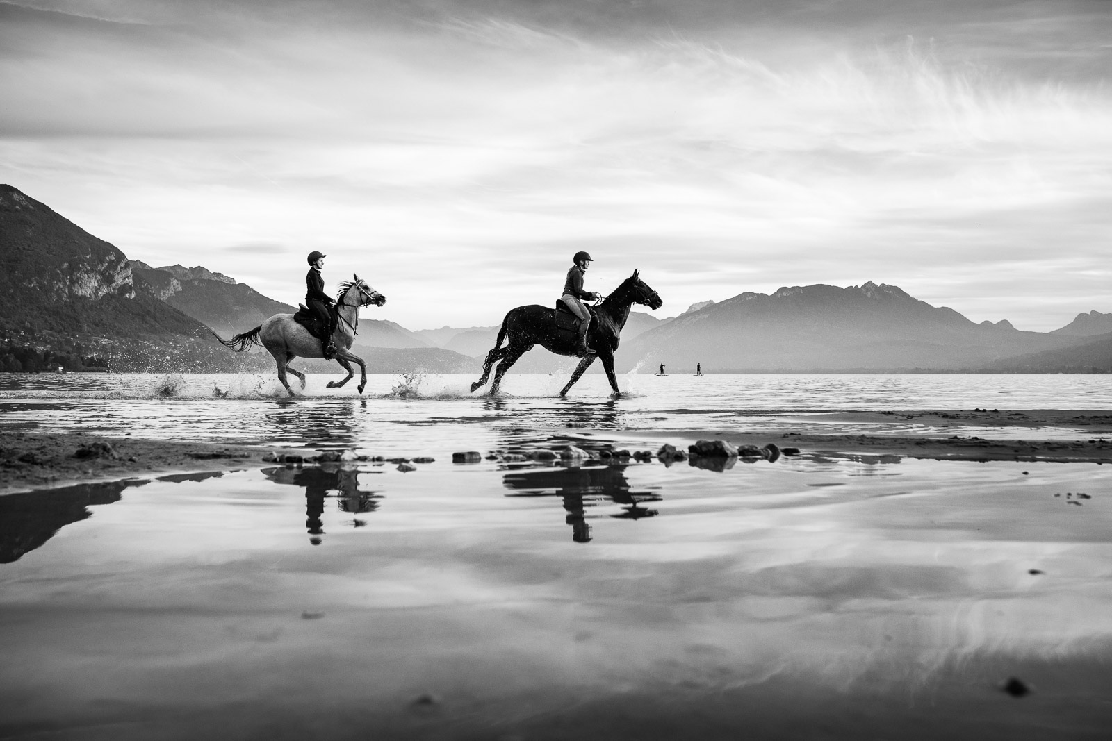 Cavalières et chevaux se promenant sur l'eau