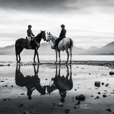 Cavalières et chevaux se promenant sur l'eau