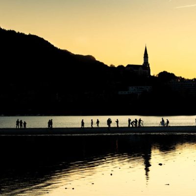 Passants marchant sur la plage du Paquier