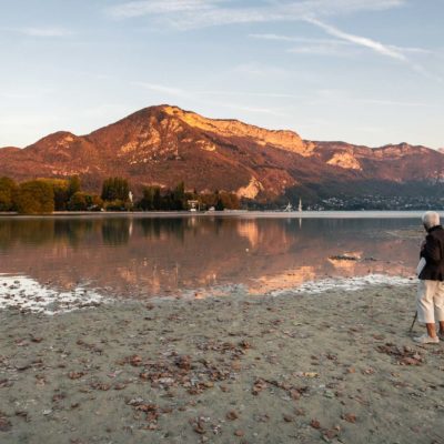 Passante marchant sur la plage du Paquier