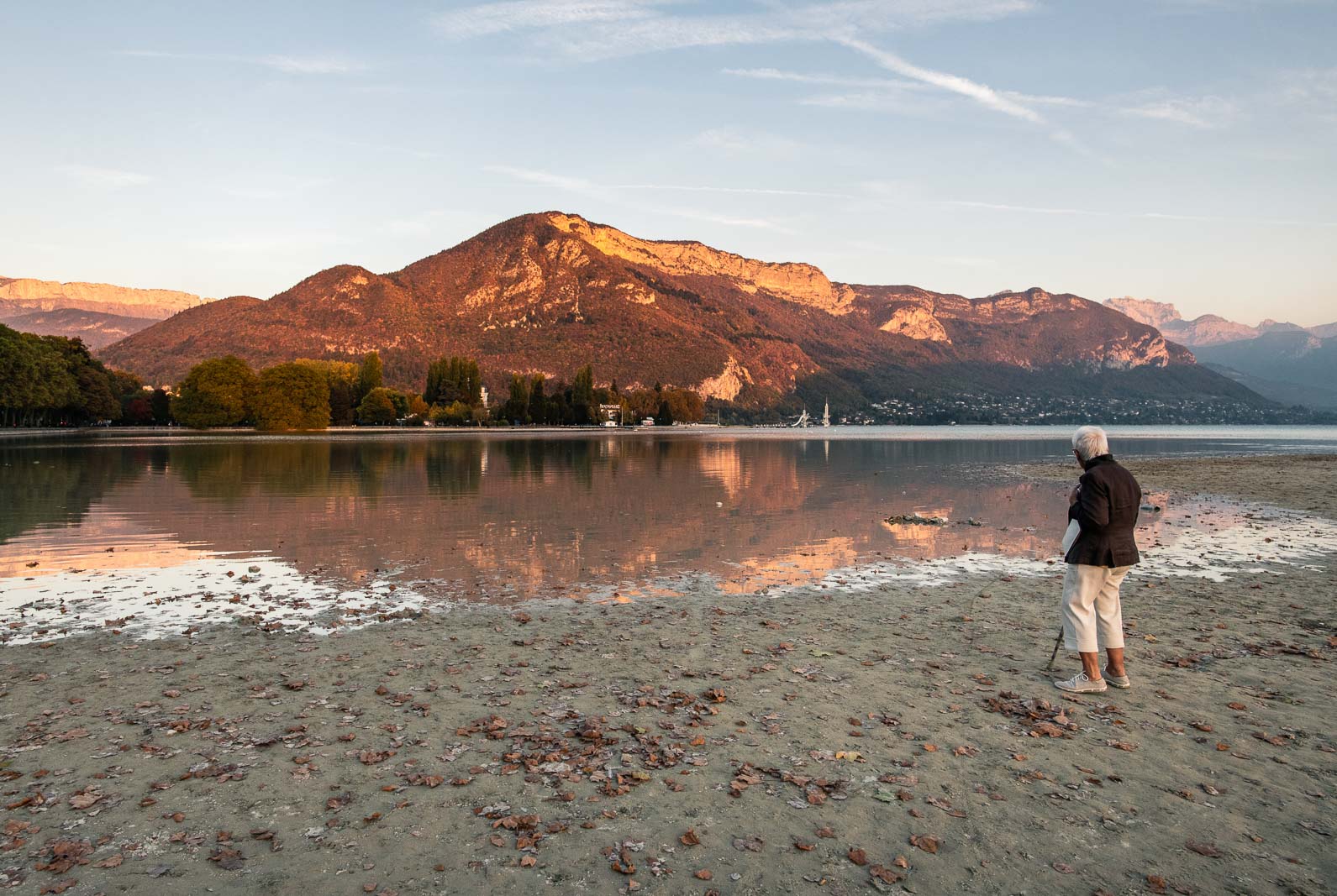 Passante marchant sur la plage du Paquier