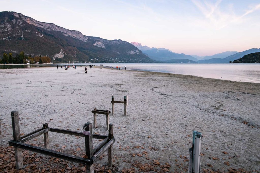 Passants marchant sur la plage du Paquier