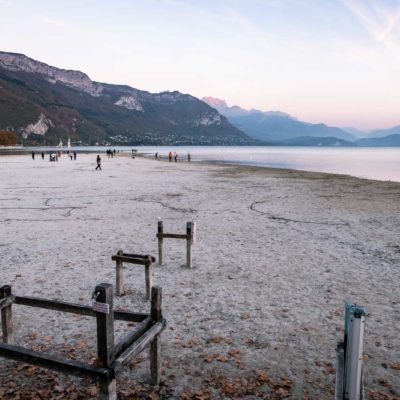 Passants marchant sur la plage du Paquier