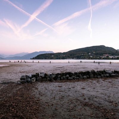 Passants marchant sur la plage du Paquier