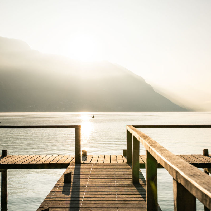 Ponton un niveau bas exceptionnellement bas du Lac d'Annecy