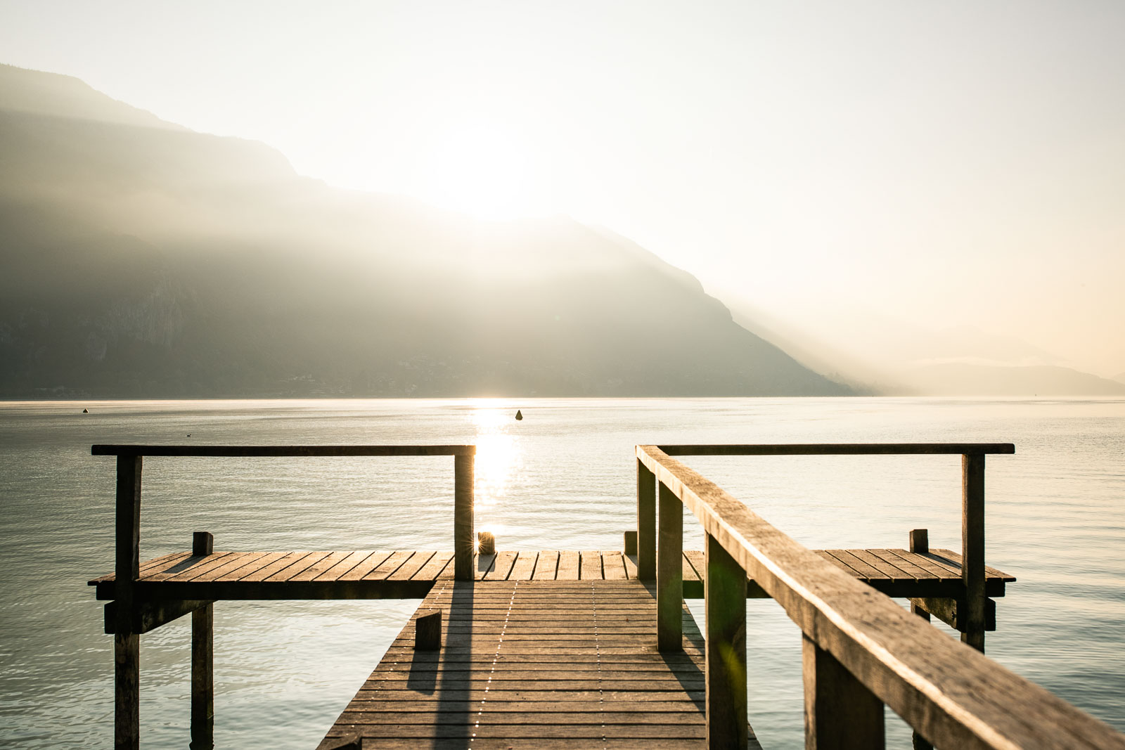 Ponton un niveau bas exceptionnellement bas du Lac d'Annecy