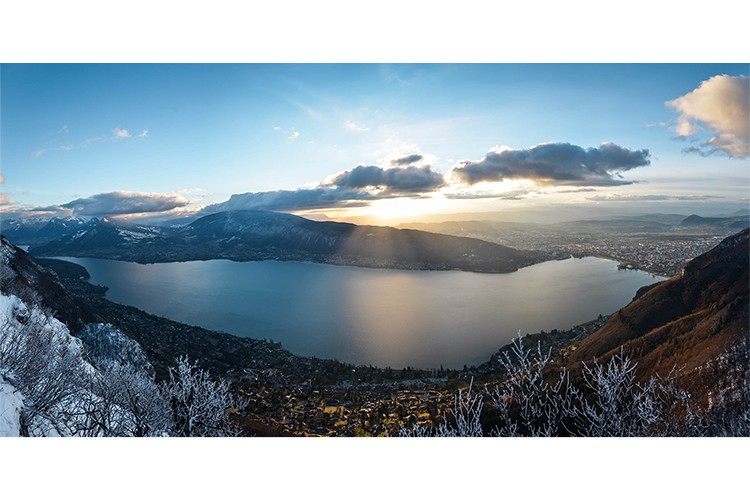 Coucher de soleil depuis le Mont Veyrier, Annecy, France. Format panoramique