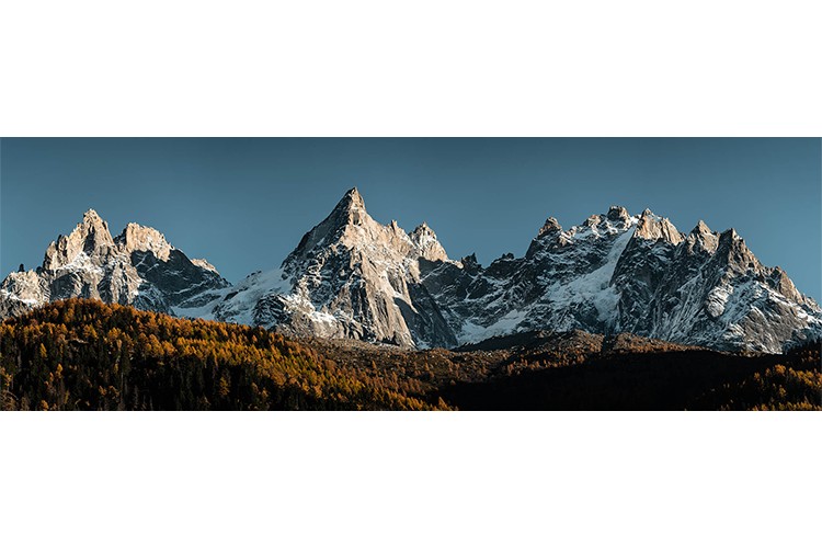La célèbre skyline du Massif du Mont-Blanc et les intenses couleurs d'automne, Chamonix, France. Format panoramique.
