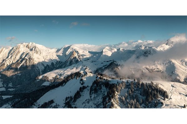Panorama depuis le Mont Sulens, Massif des Aravis, France. Format panoramique