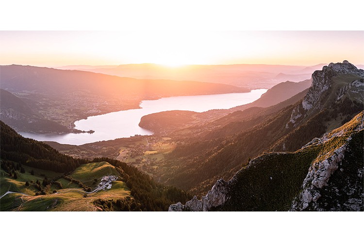 Coucher de soleil d'été depuis les flancs de la Tournette, Talloires, France. Format paysage.