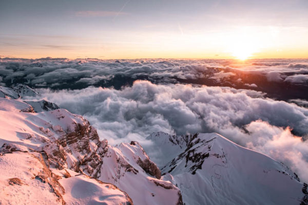 Coucher de soleil glacial au mois de janvier depuis les pentes de la Tournette, France. Format paysage.