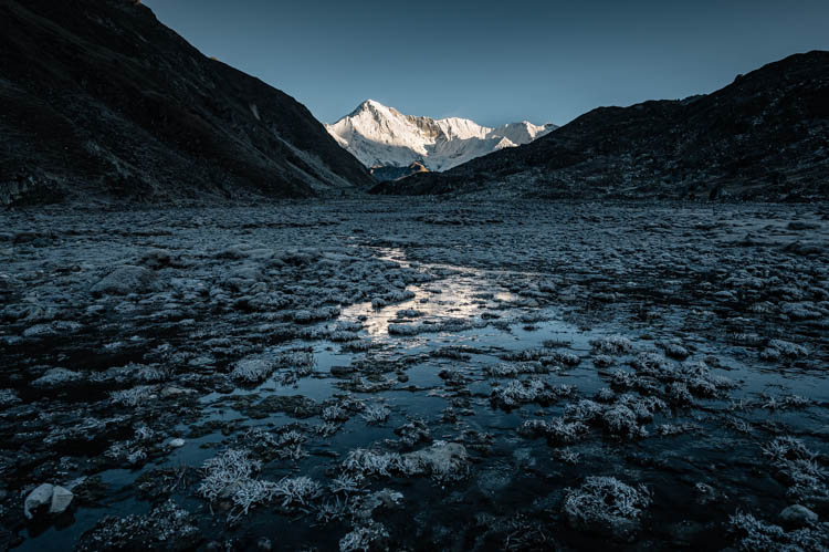 Le Cho Oyu (8188m) se reflète dans le Lac de Gokyo, Népal. Format paysage.