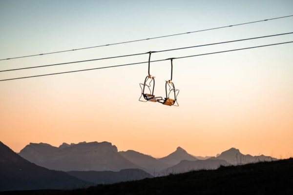 Télésiège au soleil couchant, Mont Semnoz, France. Format paysage.