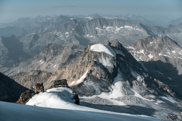 4 grimpeurs dans la rampe finale du Grand Paradis (4061m), Italie. Format paysage.