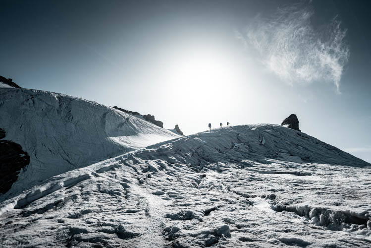 3 grimpeurs au croisement des glaciers de Laveciau et Emmanuel II au Grand Paradis, Italie. Format paysage.