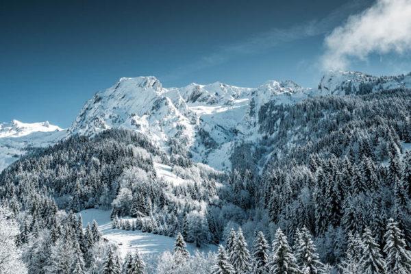 La combe de Blonière fraîchement enneigée dans le massif des Aravis, France. Format paysage.