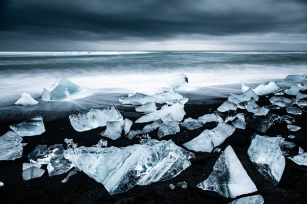 Glaçons échoués sur la célèbre Diamond Beach, Islande. Format paysage.