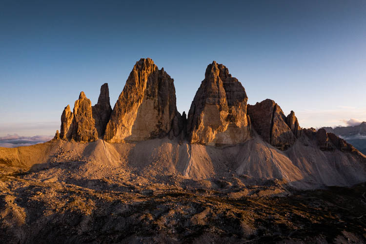 Vue aérienne des célèbres Tre Cime di Laveredo au coucher du soleil, Italie. format paysage.