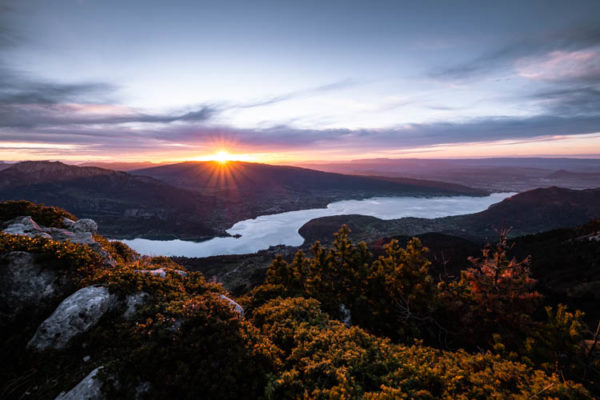 Coucher de soleil automnal sur le Lac d'Annecy depuis le Lanfonnet, France. Format paysage.