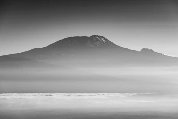 Le Mont Kilimanjaro (5895m) vu depuis les pentes voisines du Mont Meru, Tanzanie. format paysage